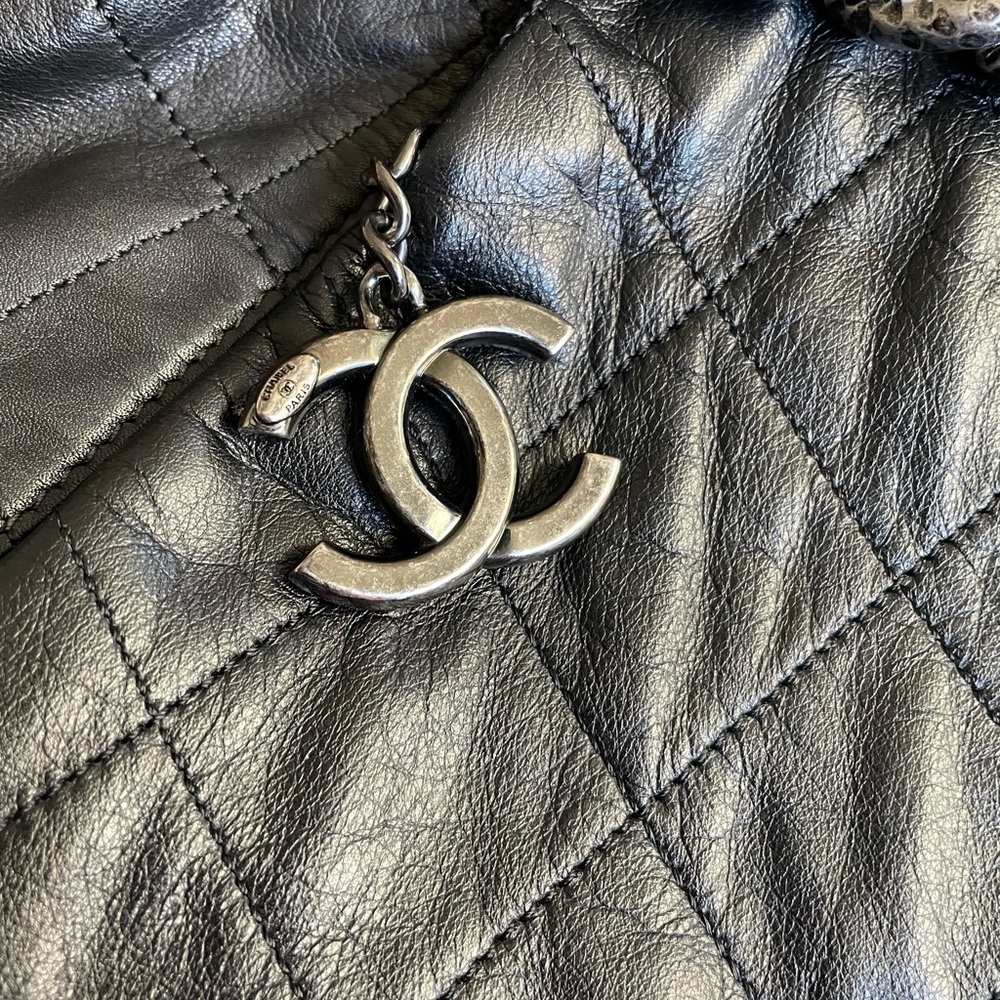 💯% Authentic Chanel hobo crossbody bag - Picture 3 of 17
